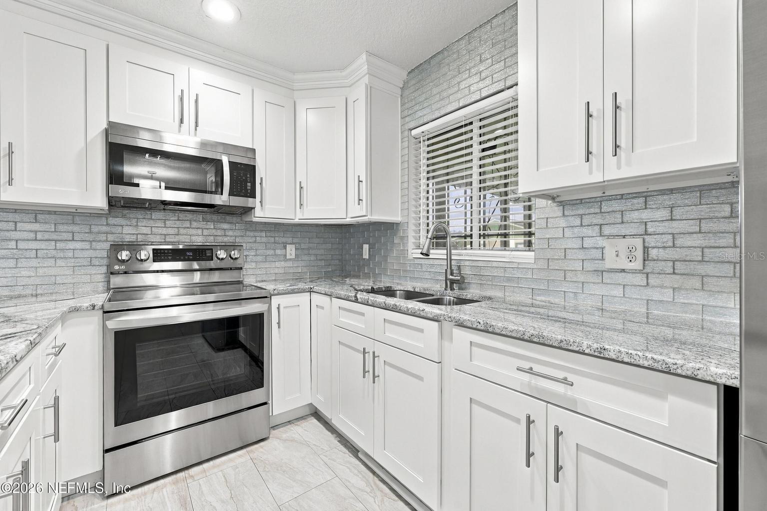 Kitchen - 6054 TOYOTA DR, JACKSONVILLE