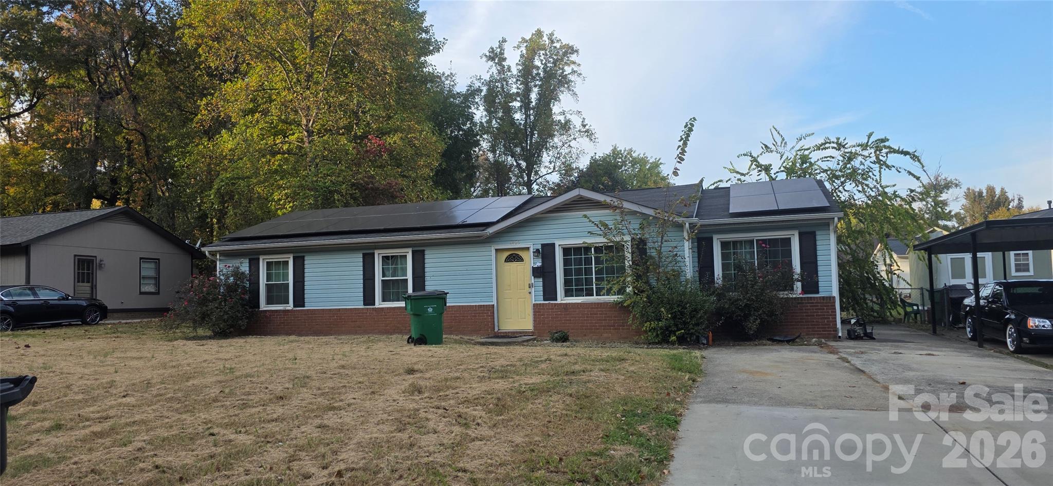 Single Family Residence at 4425 Valeview Lane, Charlotte, photo 2 of 11