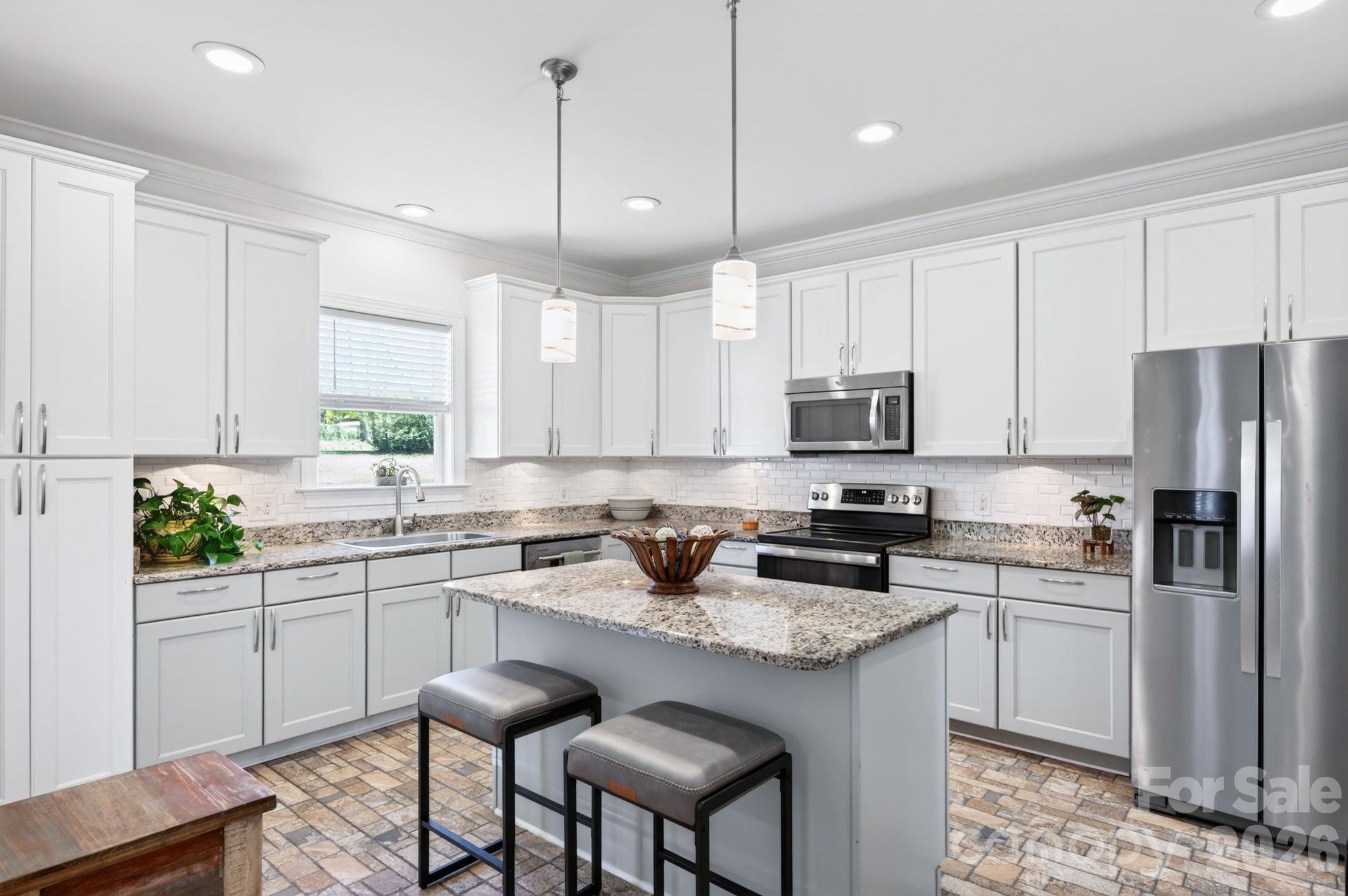 Spacious kitchen with eat-in kitchen island - 10 Hominy Meadows Drive, Candler