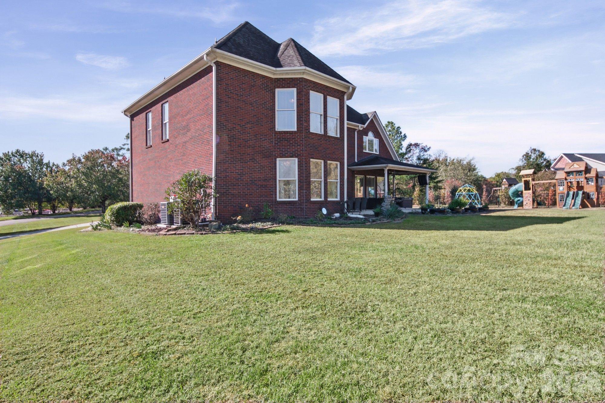 Single Family Residence at 2621 Pine Point Drive, York, photo 9 of 48