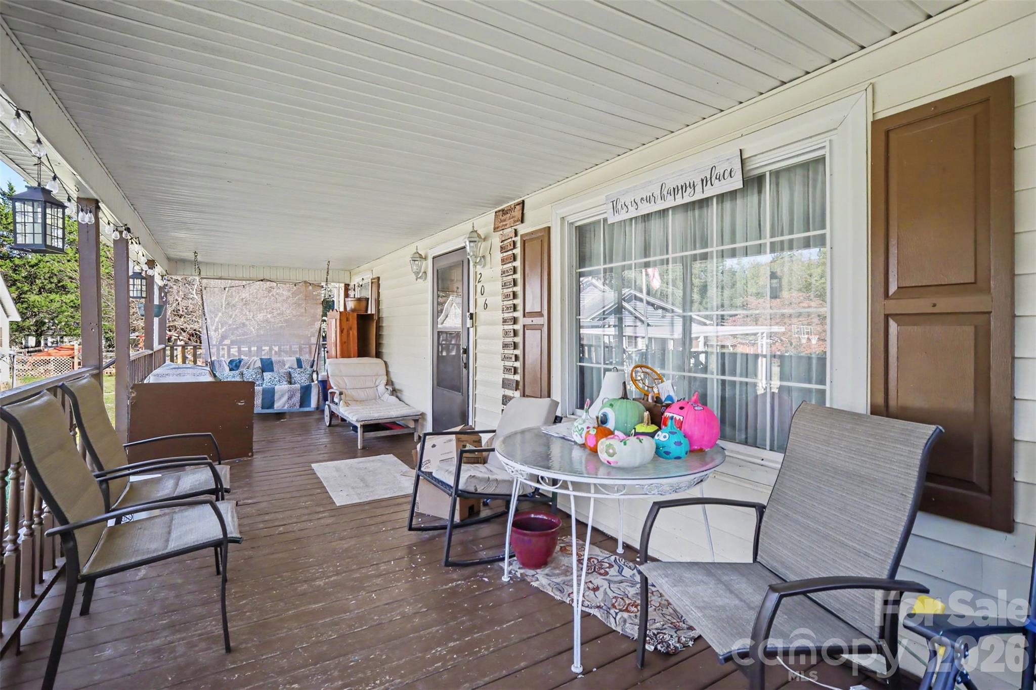 Front Porch - 206 Ferstl Avenue, Belmont
