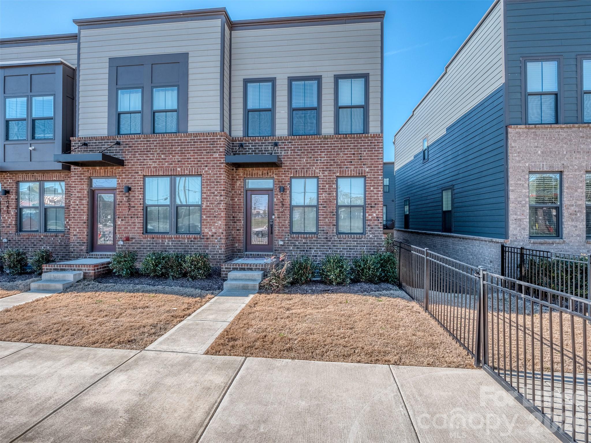 1033 Simcoe Lane