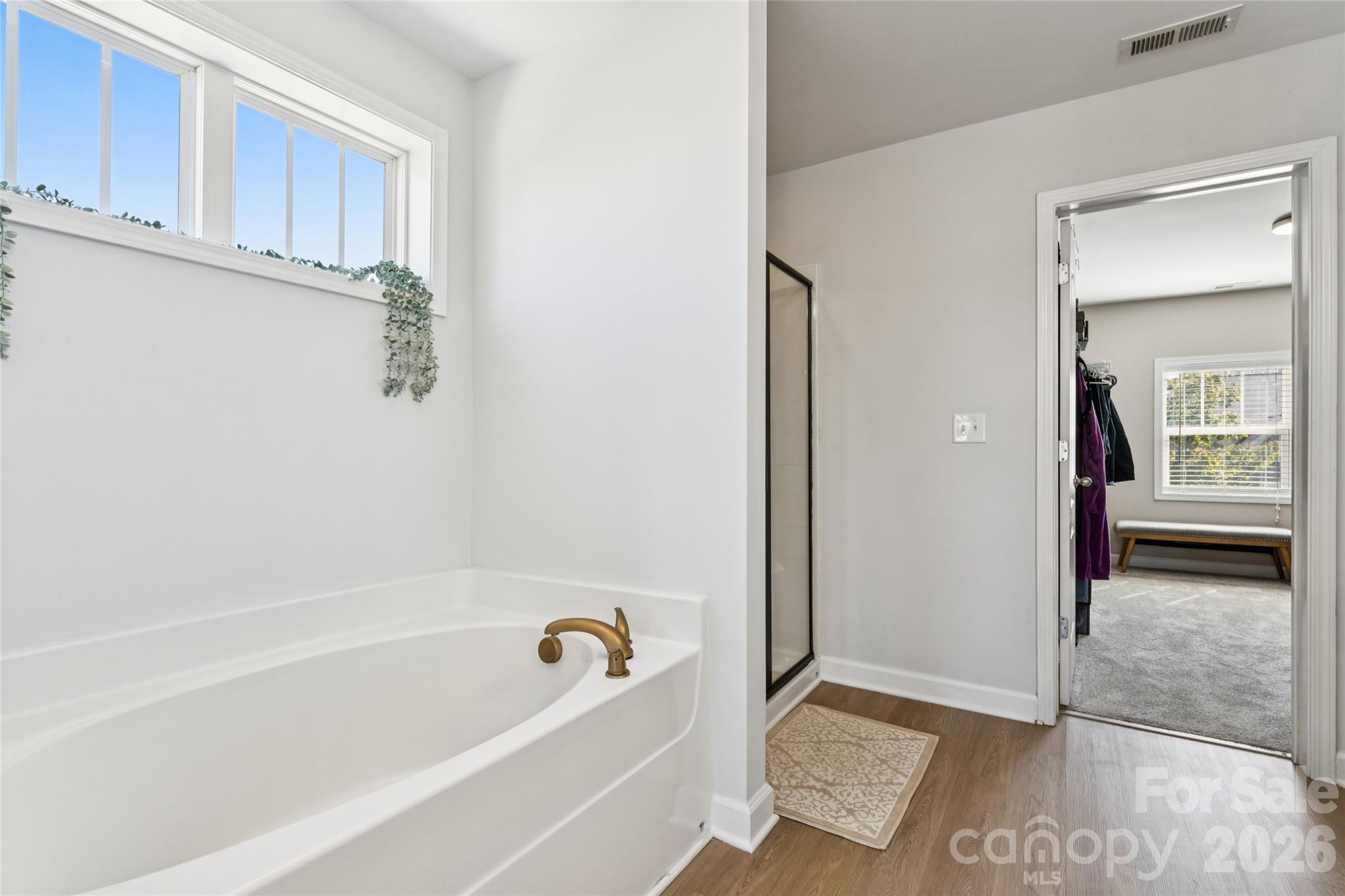 Large garden tub complements the oversized separate shower - 2014 Seefin Court, Indian Trail