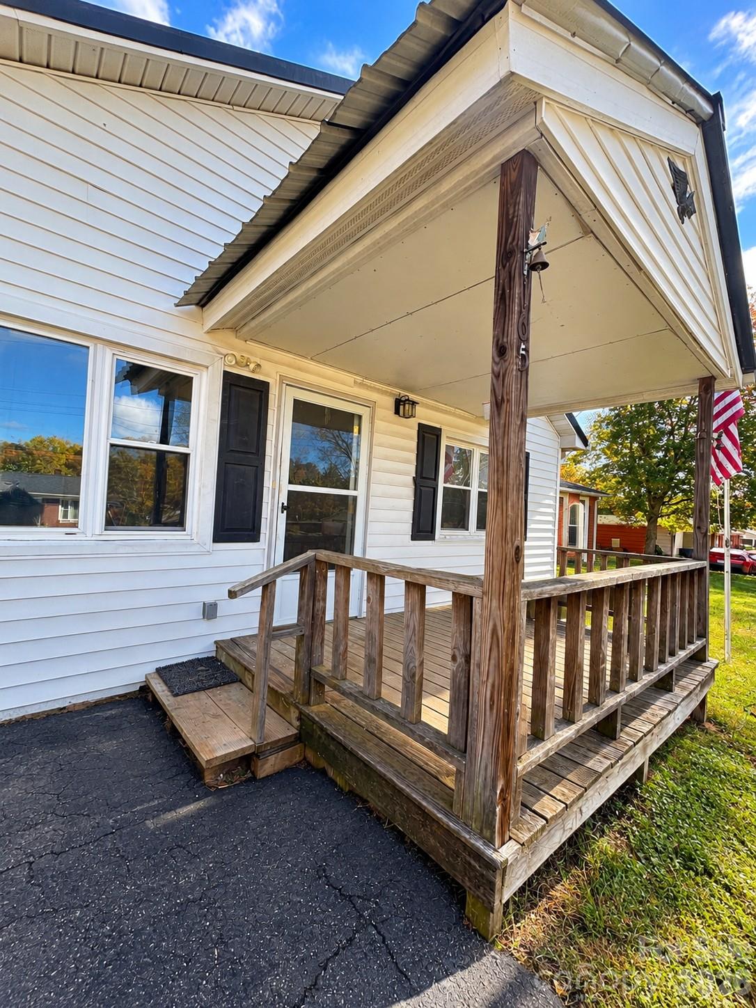 Single Family Residence at 165 Green Circle Drive, North Wilkesboro, photo 2 of 18