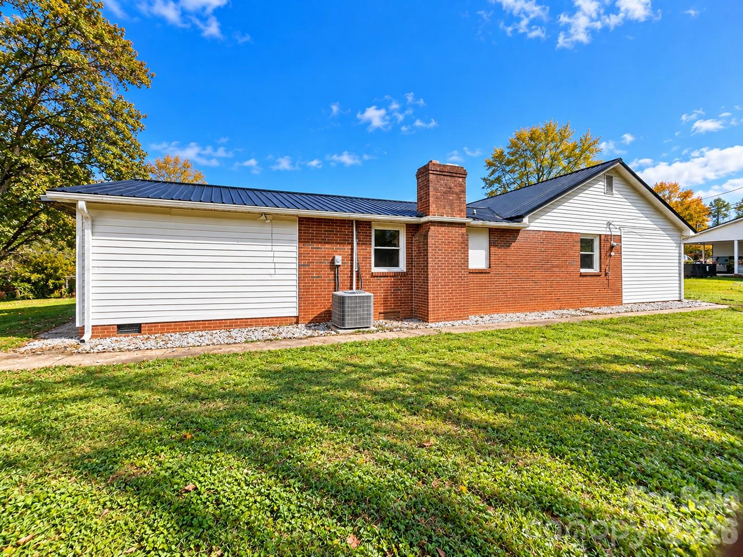 Single Family Residence at 165 Green Circle Drive, North Wilkesboro, photo 17 of 18