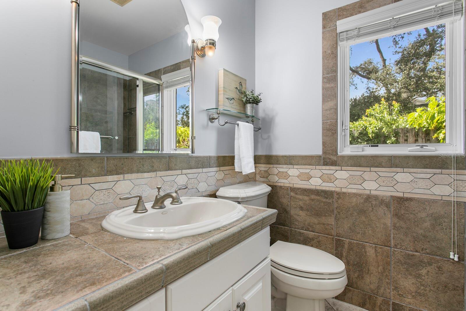 Full Bathroom between Primary Bedroom and Bedroom 3 - 2930 W BAYSHORE CT, TAMPA