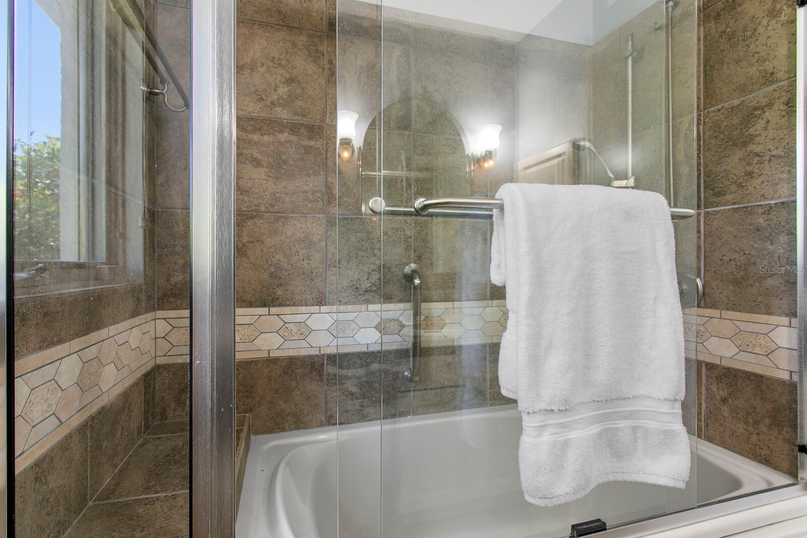 Full Bathroom Bathtub - 2930 W BAYSHORE CT, TAMPA