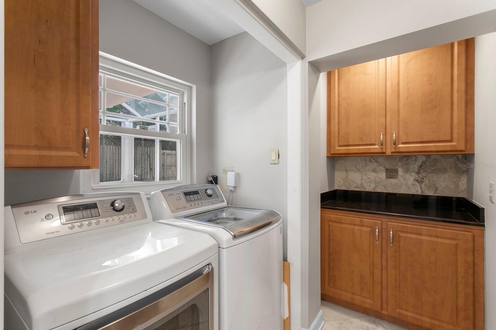 Laundry is next to the kitchen. - 2930 W BAYSHORE CT, TAMPA