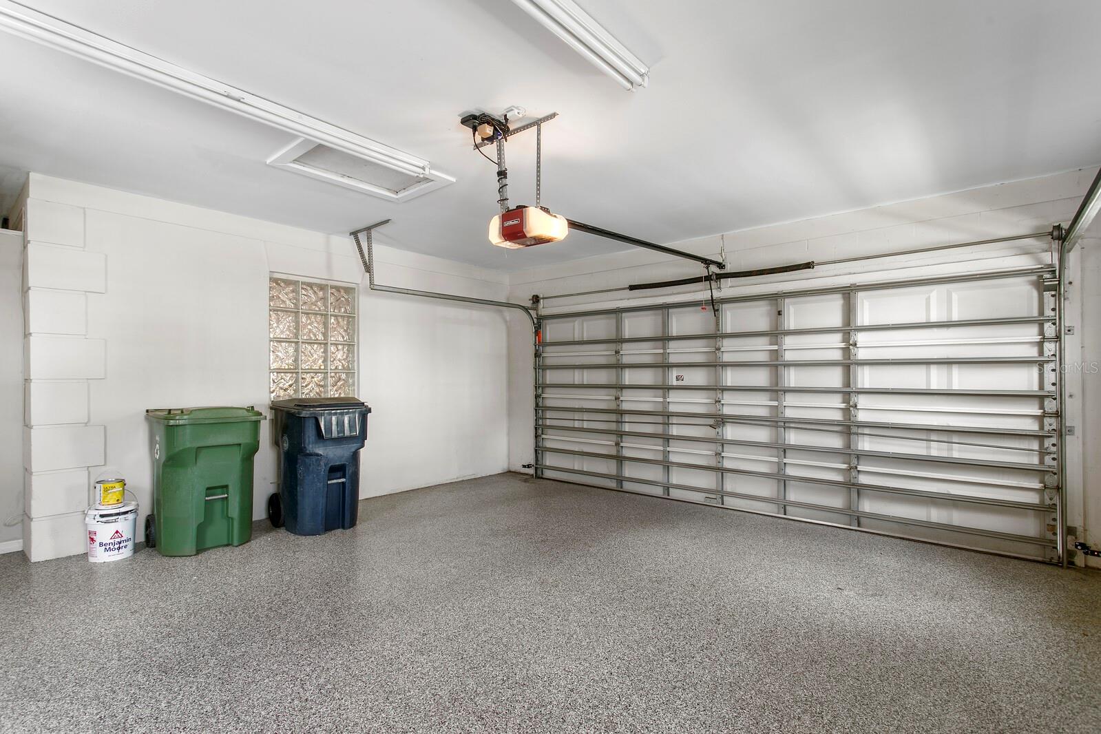 Garage. - 2930 W BAYSHORE CT, TAMPA