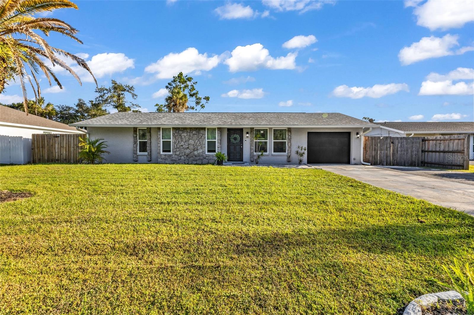 2562 LAKESHORE CIR