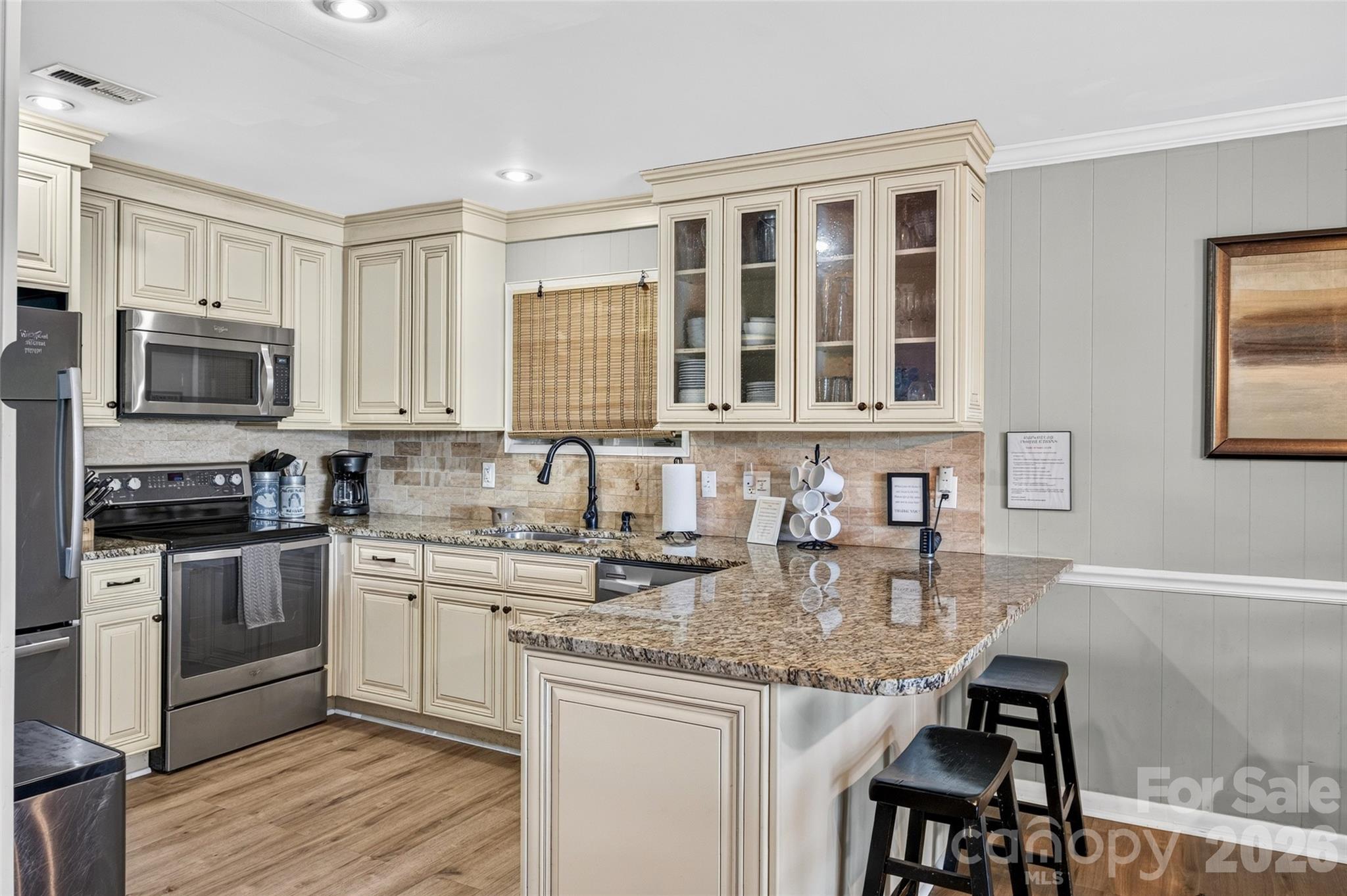 Kitchen with counter seating - 188 Paradise Peninsula Road, Mooresville