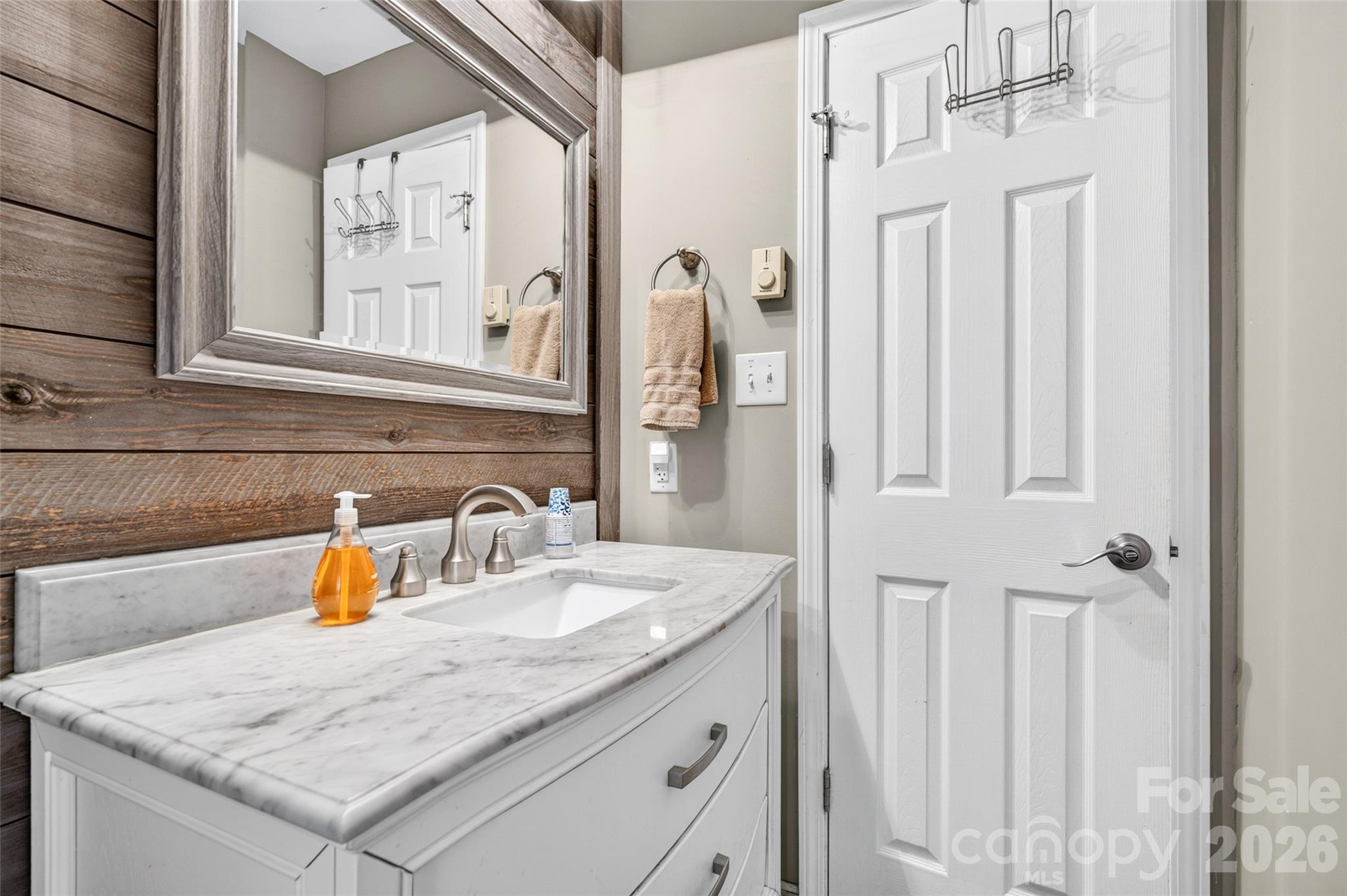 Full Hall Bathroom - 188 Paradise Peninsula Road, Mooresville