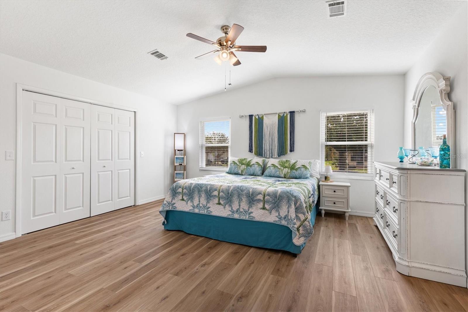 HUGE Master Bedroom Suite ....tranquil - 529 BONITA DR, LADY LAKE