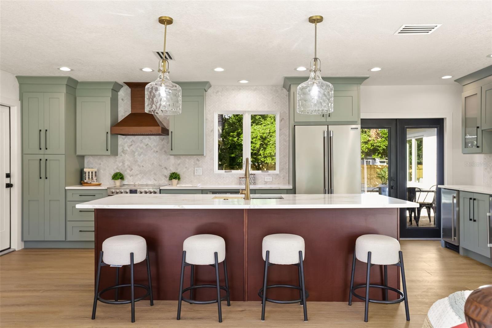 Beauty and functionality meet with new appliances and a coffee/wine bar equipped with ice maker and beverage refrigerator. - 512 MAYFAIR CIR, ORLANDO
