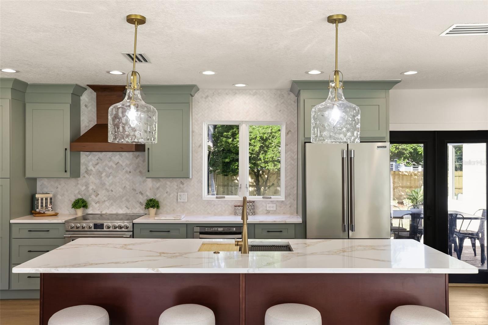 Luxury lighting and accent touches make this home shine. - 512 MAYFAIR CIR, ORLANDO