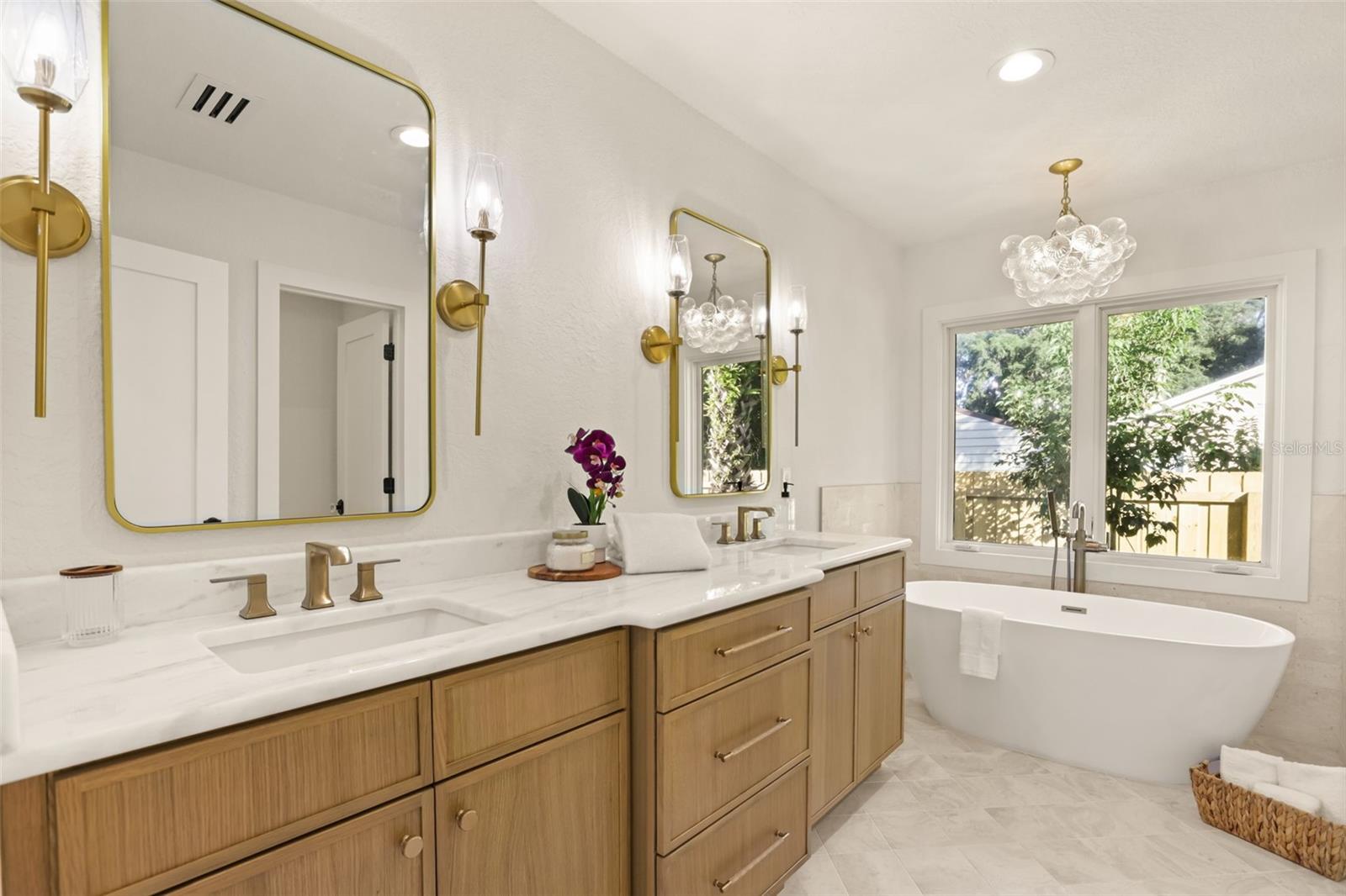 Primary en-suite bathroom where luxury and comfort abound. - 512 MAYFAIR CIR, ORLANDO