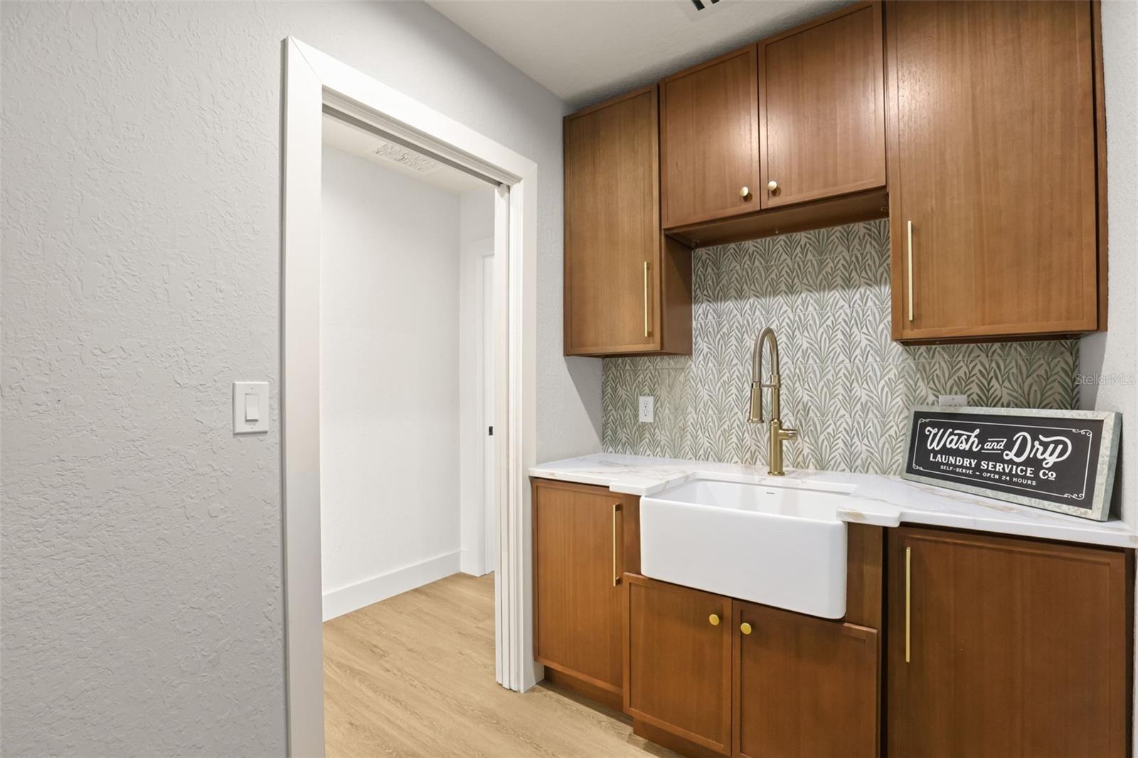 Laundry room with farm sink and custom cabinetry. - 512 MAYFAIR CIR, ORLANDO