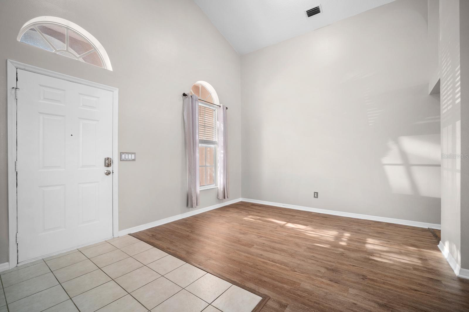 Single Family Residence at 18113 PALM BREEZE DR, TAMPA, photo 4 of 37