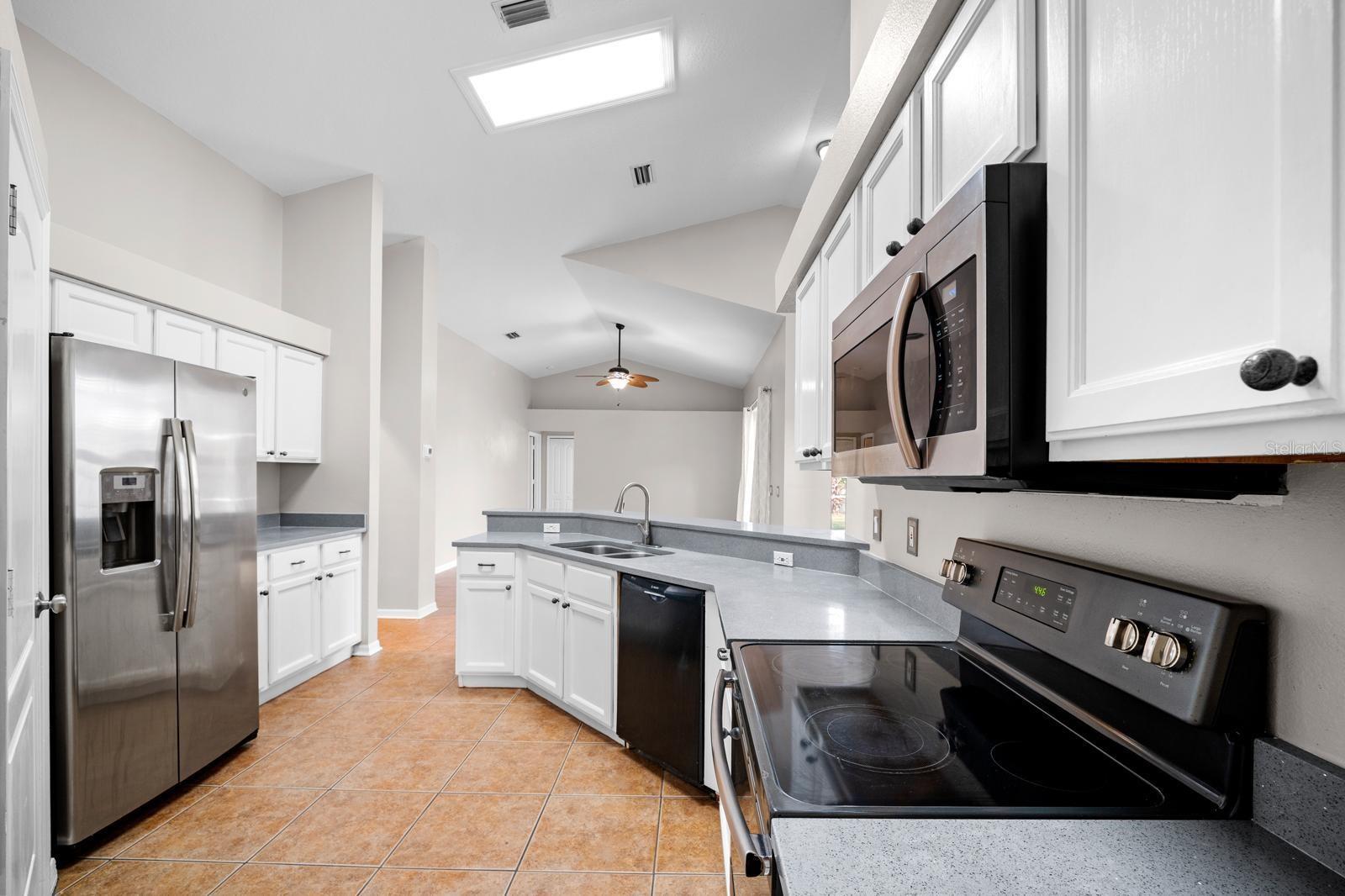 Single Family Residence at 18113 PALM BREEZE DR, TAMPA, photo 9 of 37