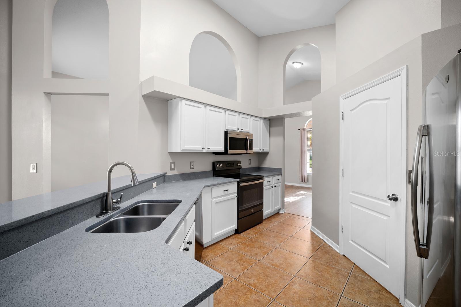 Single Family Residence at 18113 PALM BREEZE DR, TAMPA, photo 10 of 37