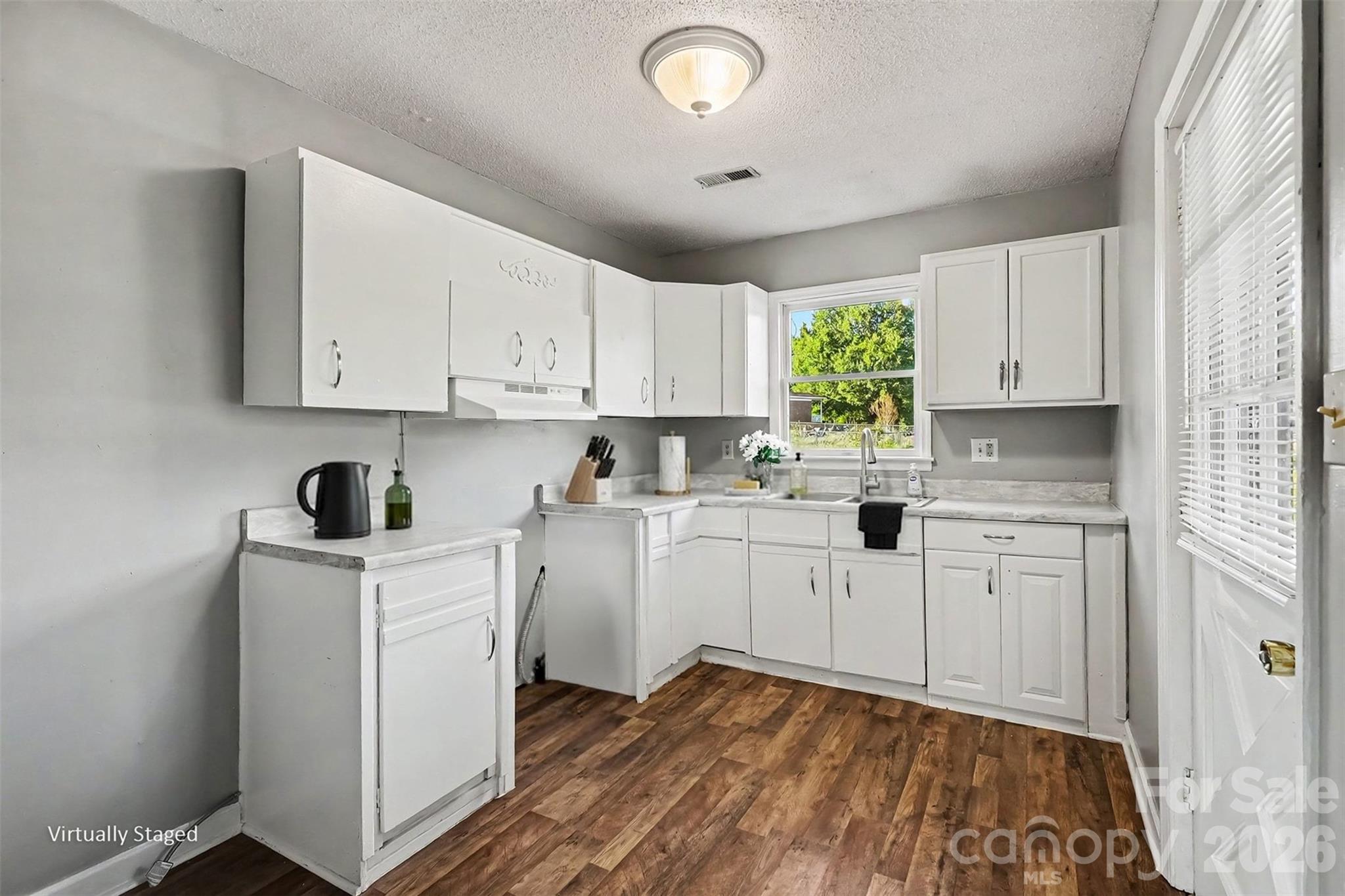 Single Family Residence at 11504 Moores Chapel Road, Charlotte, photo 3 of 24
