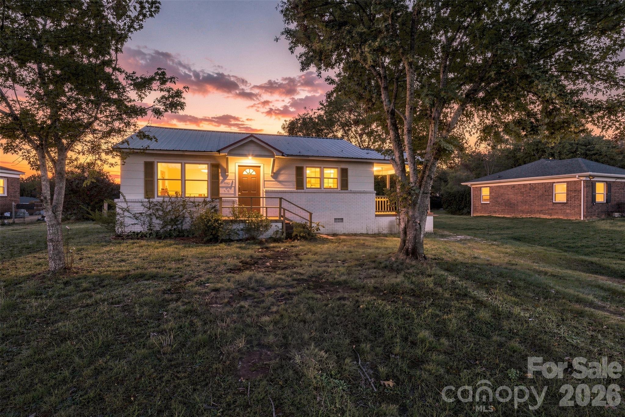 Single Family Residence at 1612 Hawfield Road, Charlotte, photo 7 of 25