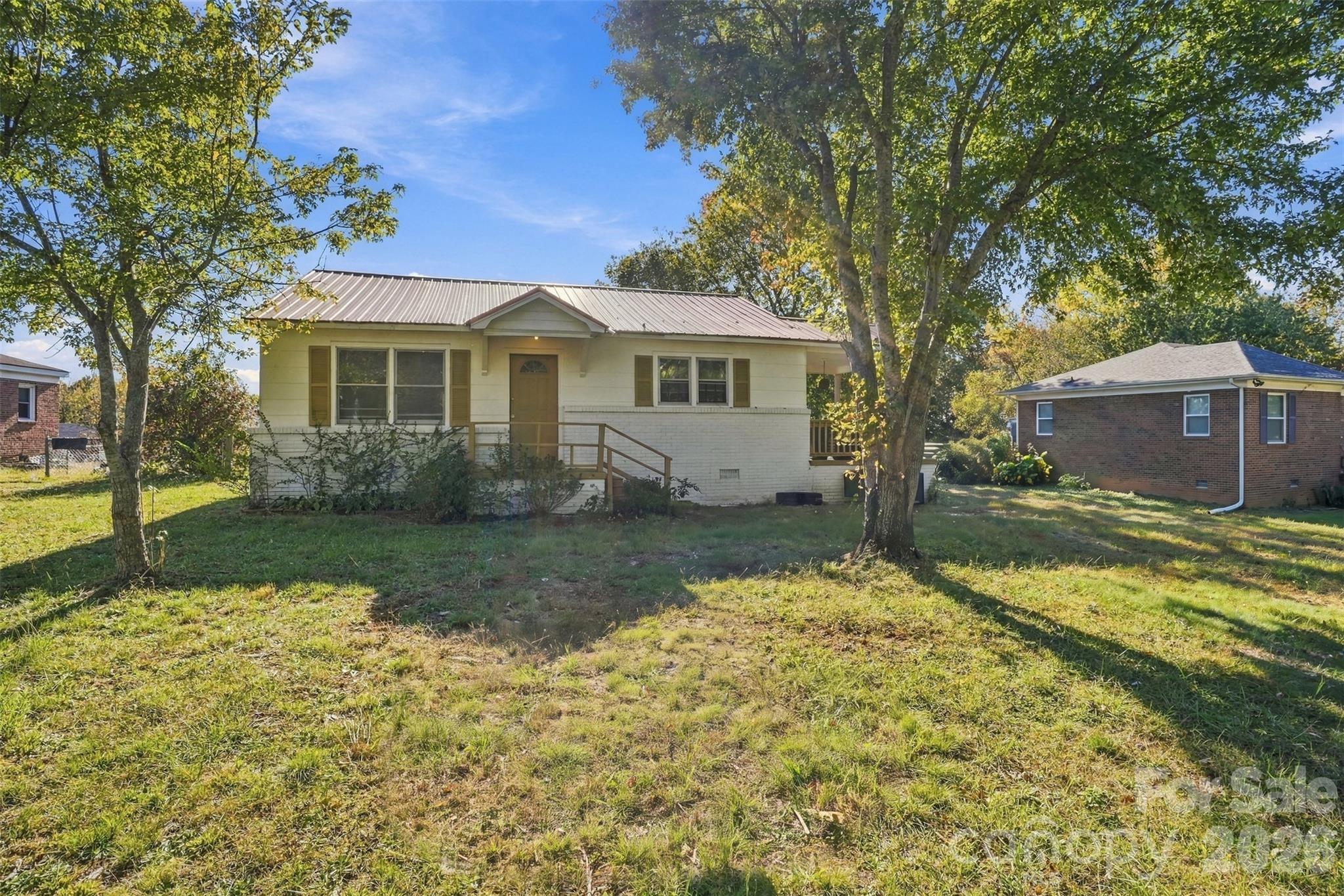 Single Family Residence at 1612 Hawfield Road, Charlotte, photo 11 of 25
