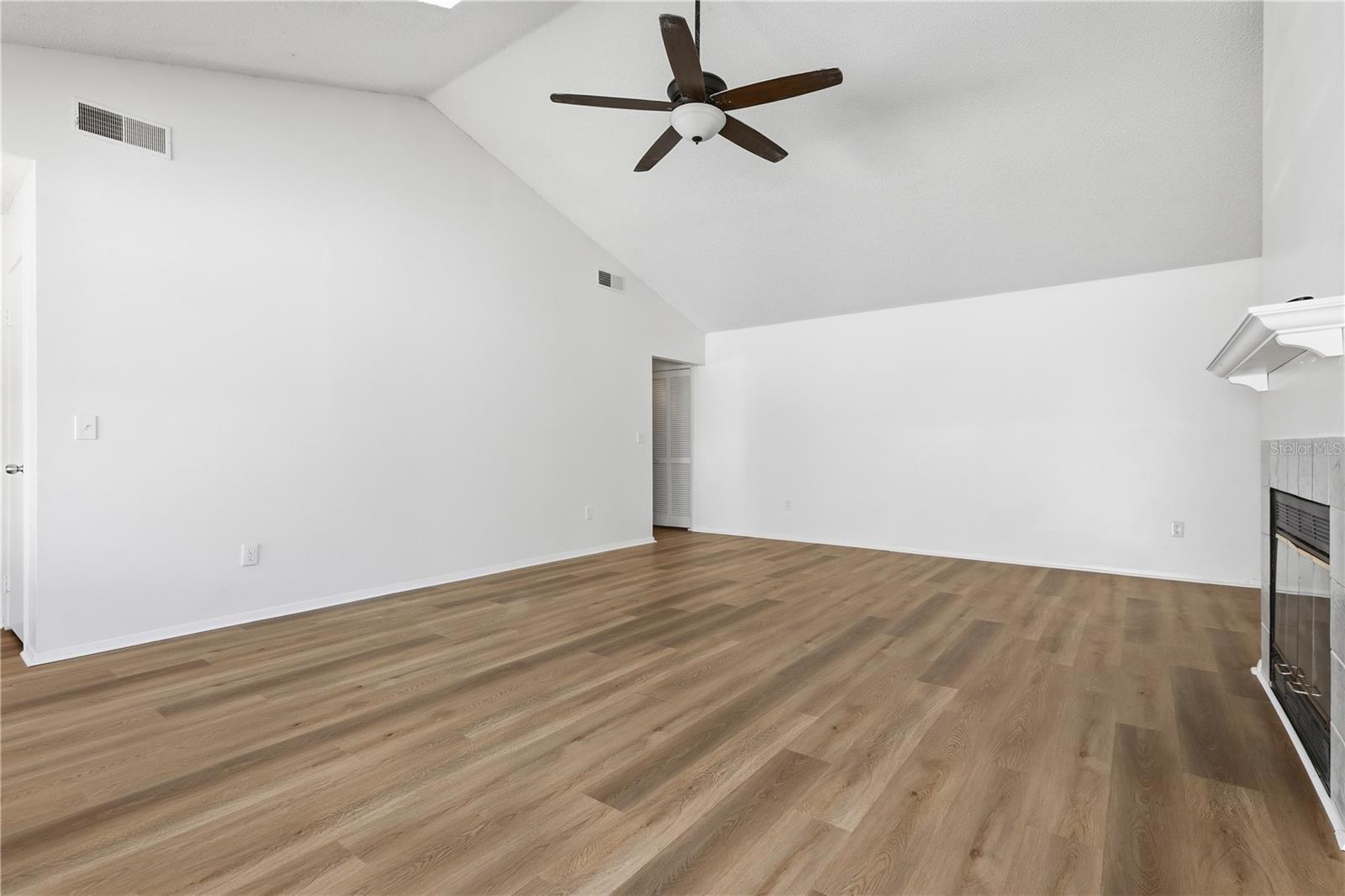 GREAT ROOM - 7133 SILVERMILL DR, TAMPA