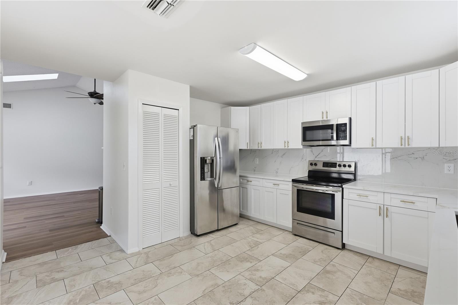 KITCHEN - 7133 SILVERMILL DR, TAMPA