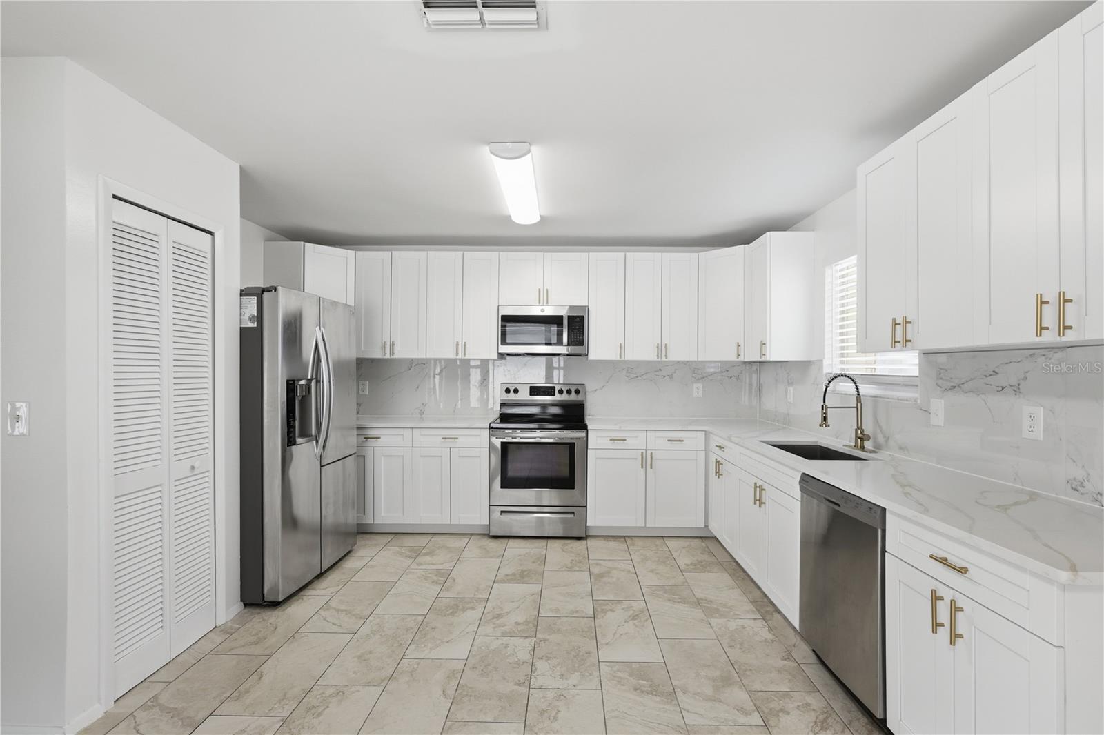 Single Family Residence at 7133 SILVERMILL DR, TAMPA, photo 14 of 36