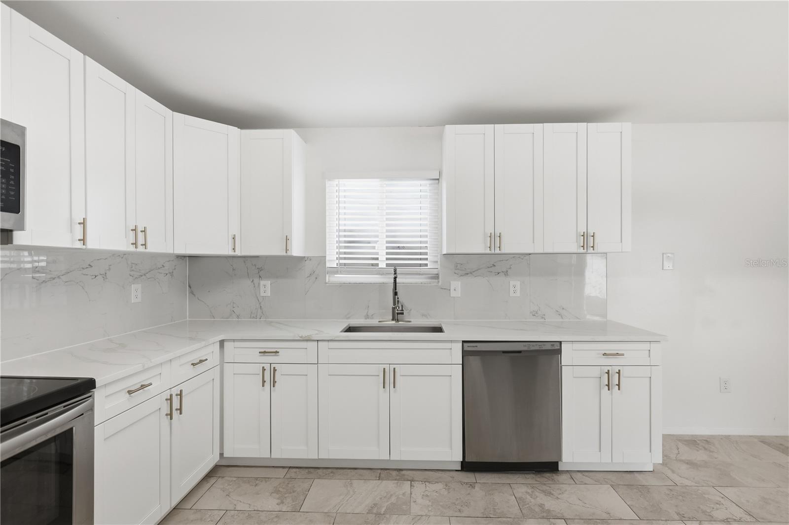Single Family Residence at 7133 SILVERMILL DR, TAMPA, photo 16 of 36
