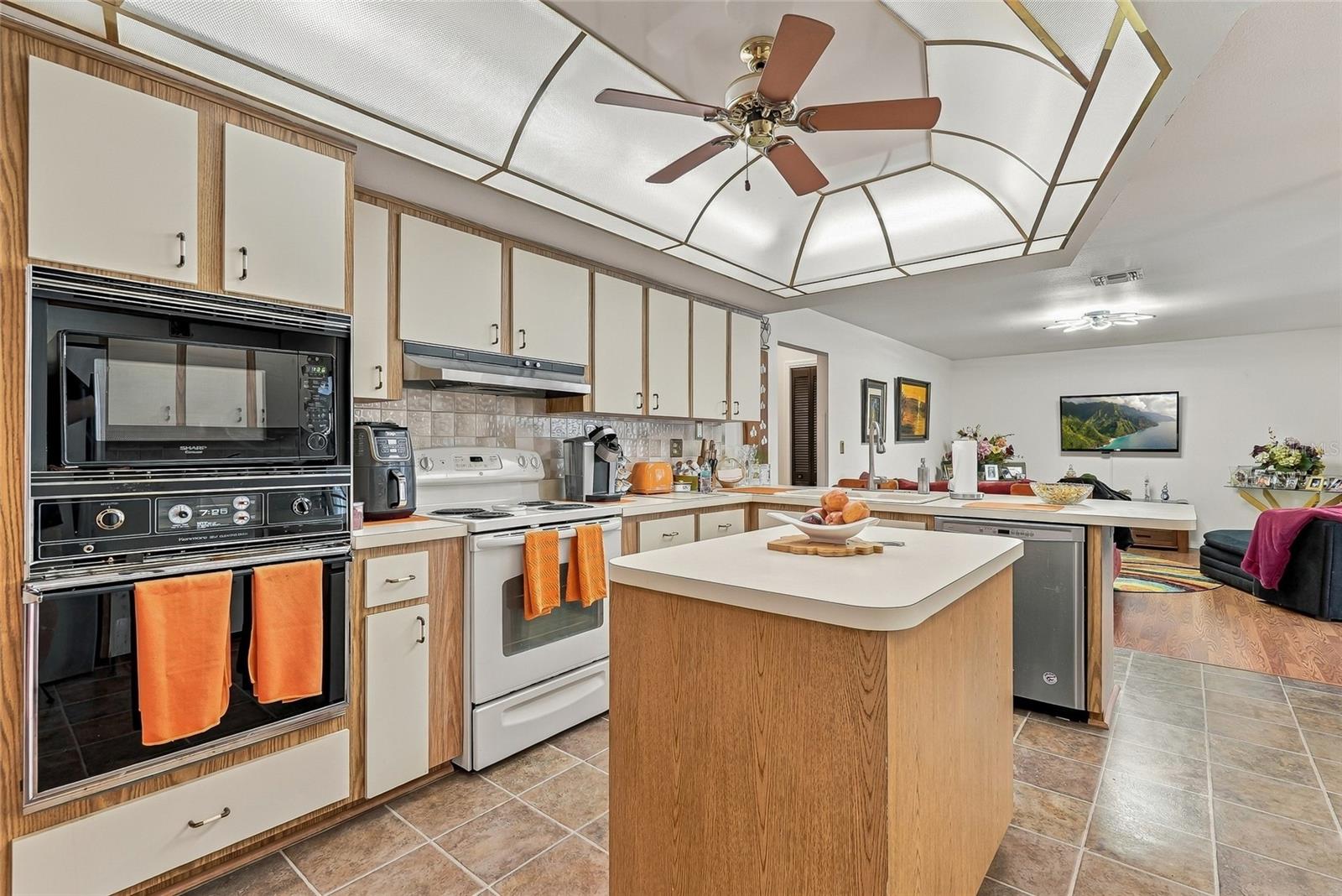 Spacious Kitchen with Built in Double Oven - 9896 DOMINGO DR, BROOKSVILLE