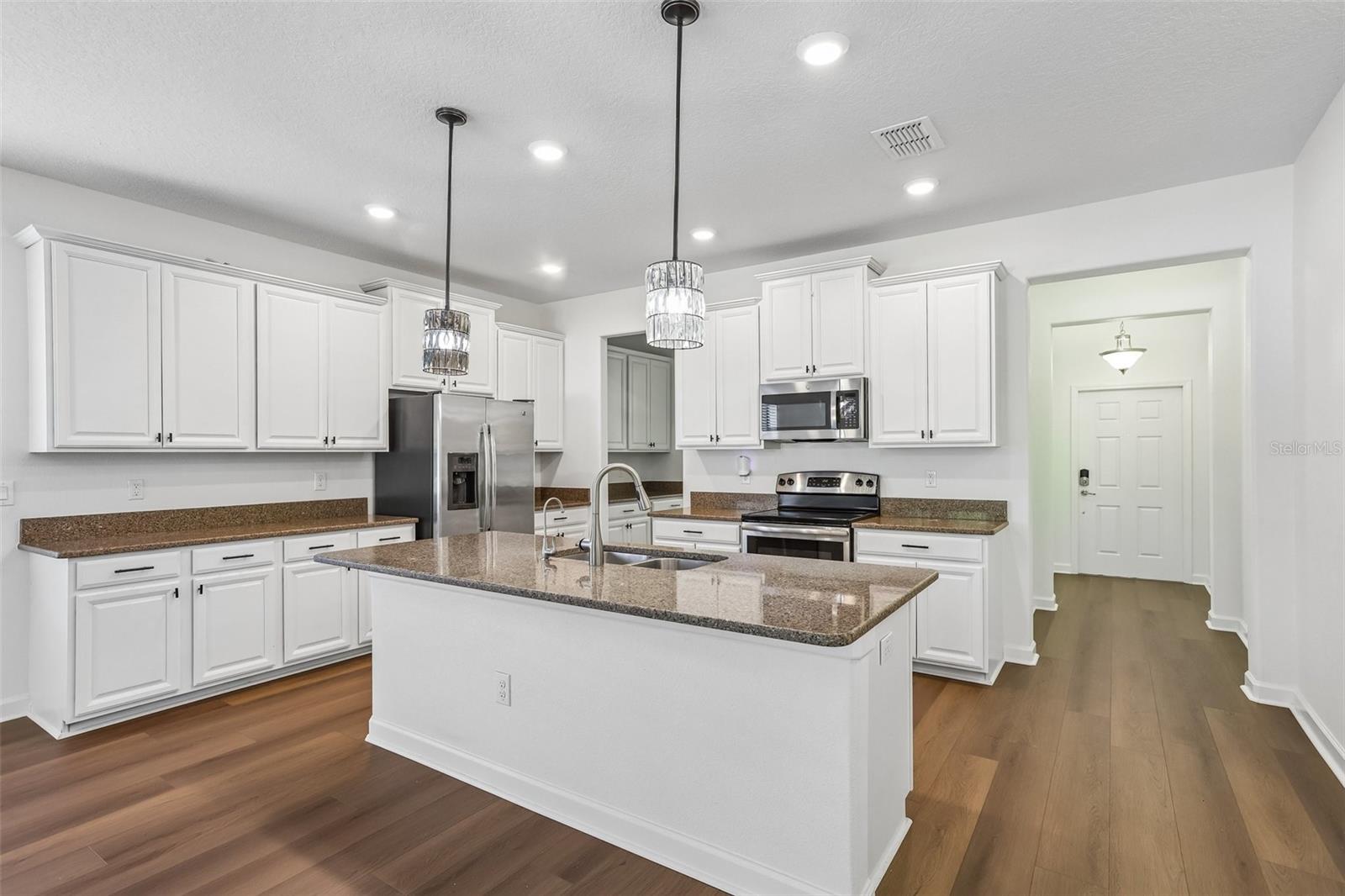 Single Family Residence at 19430 PADDOCK VIEW DR, TAMPA, photo 8 of 49