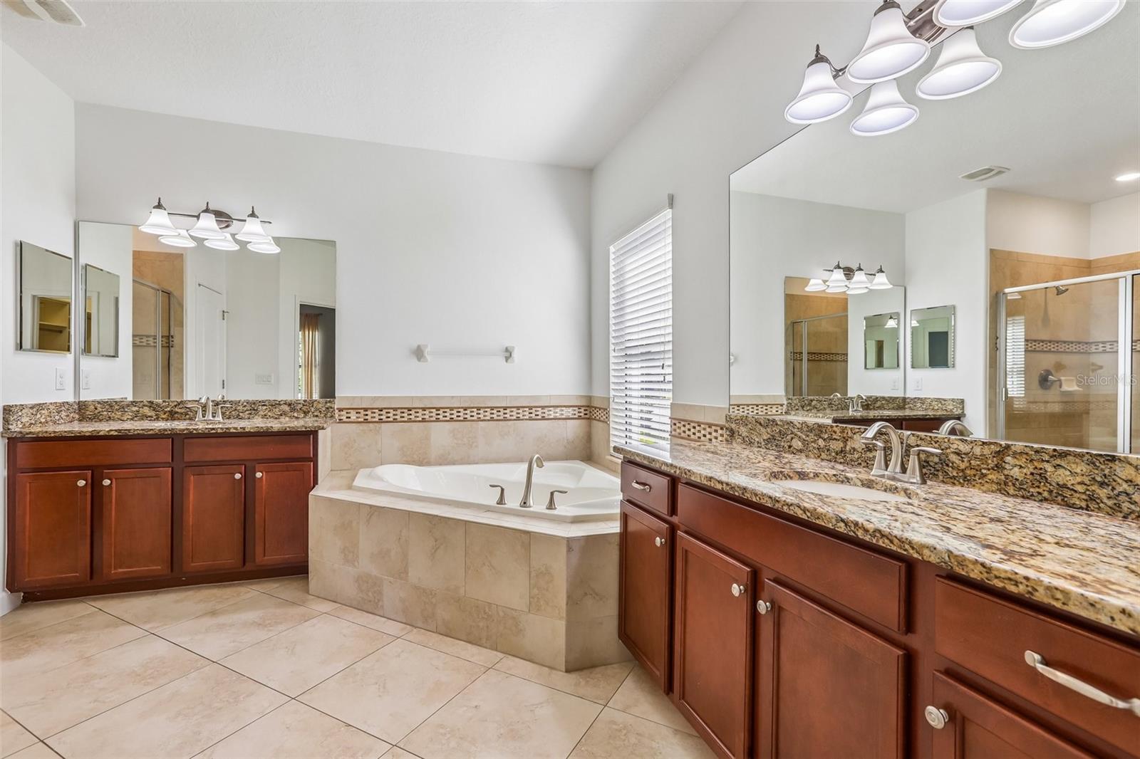 Single Family Residence at 19430 PADDOCK VIEW DR, TAMPA, photo 18 of 49
