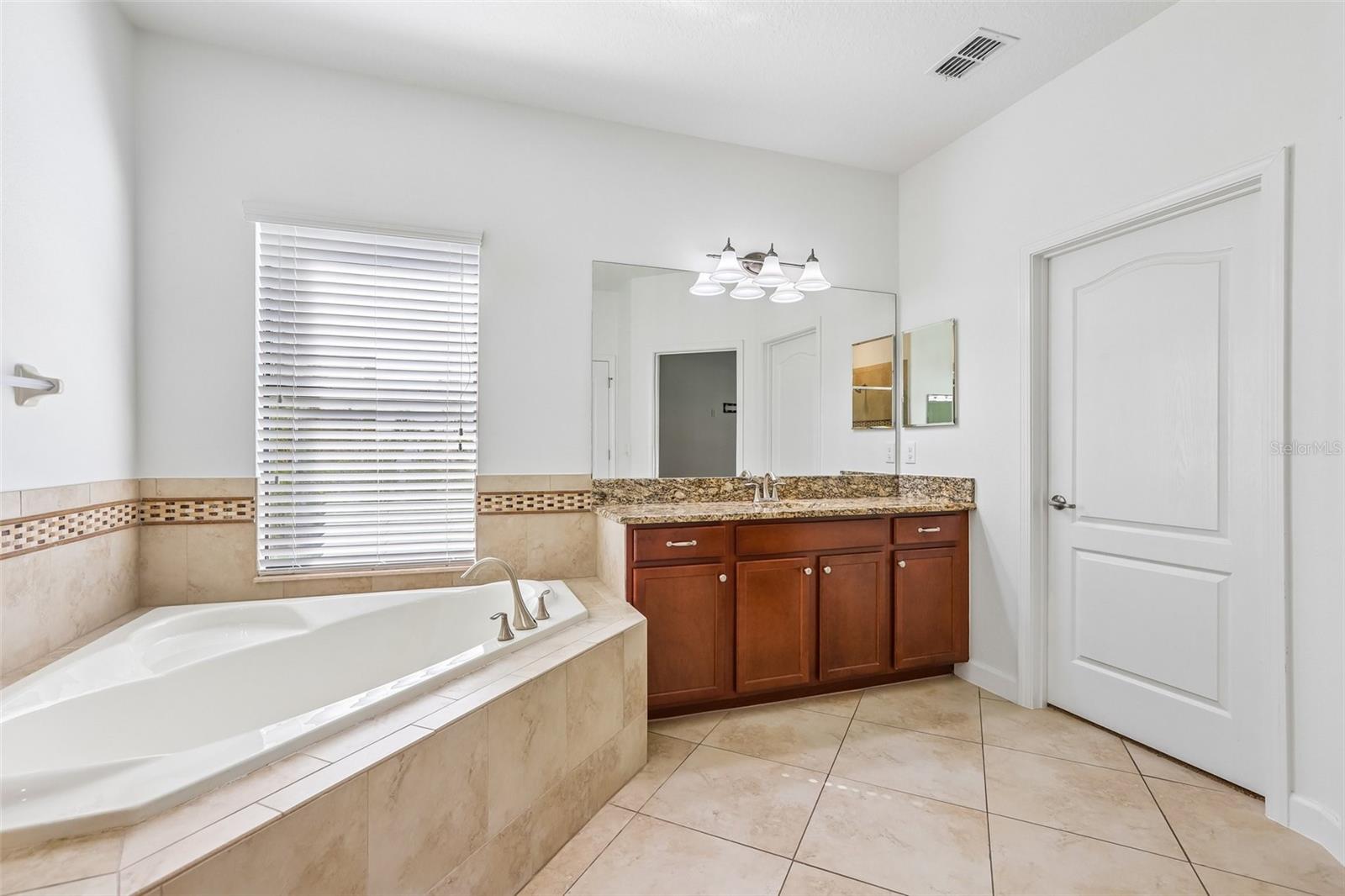 Single Family Residence at 19430 PADDOCK VIEW DR, TAMPA, photo 20 of 49