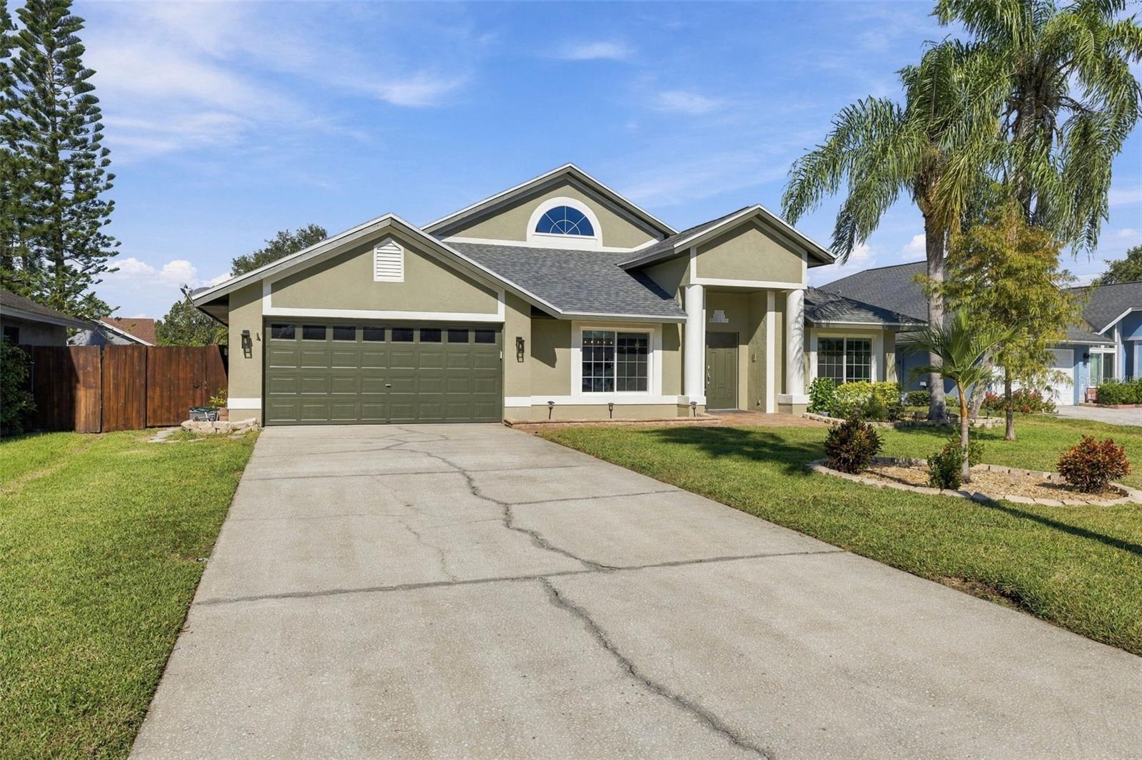 Single Family Residence at 8708 CHARMING KNOLL CT, TAMPA, photo 2 of 46