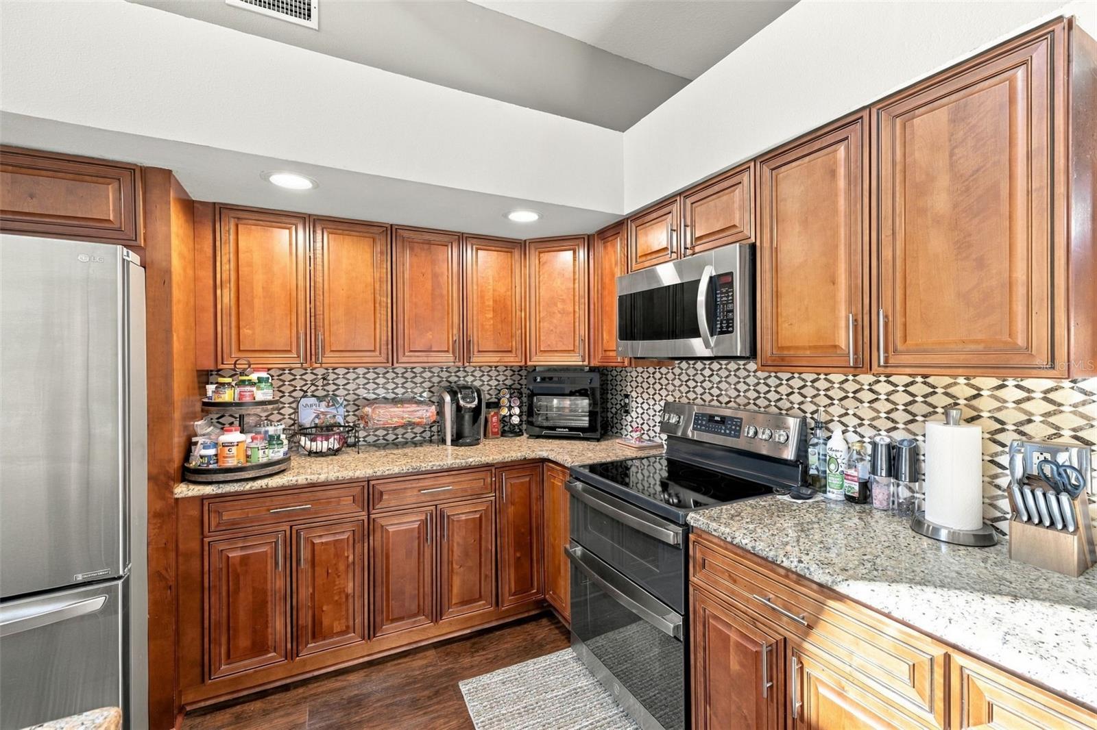 Single Family Residence at 8708 CHARMING KNOLL CT, TAMPA, photo 6 of 46