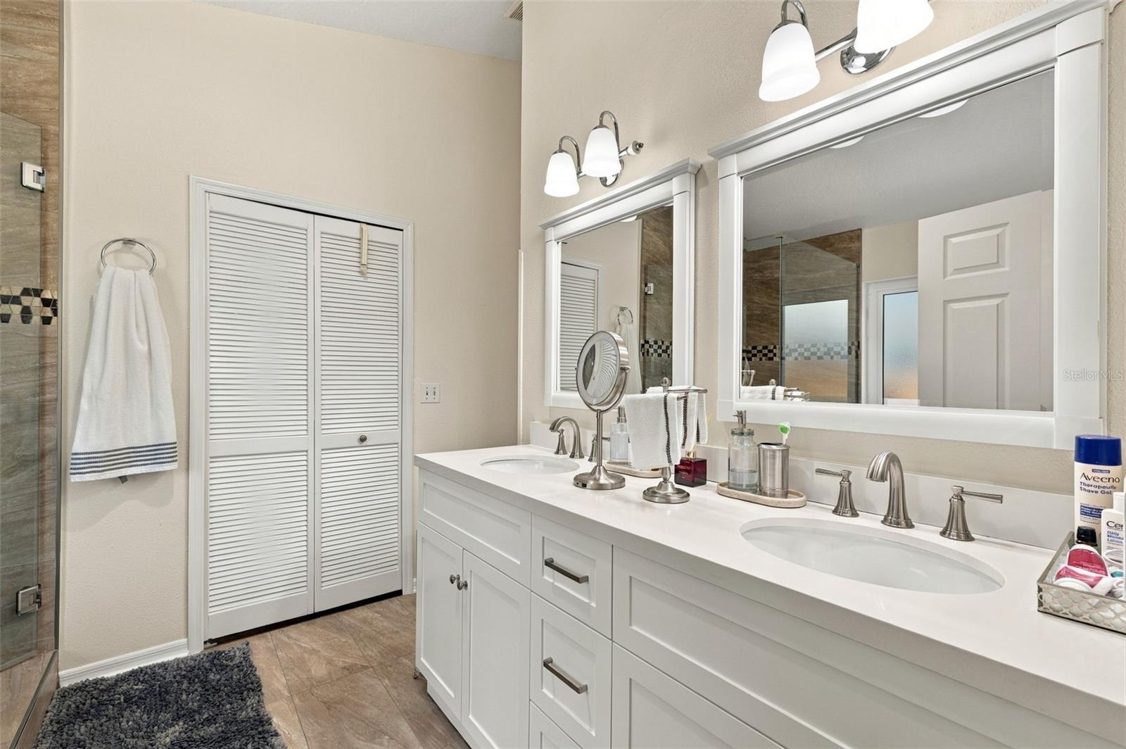 Single Family Residence at 8708 CHARMING KNOLL CT, TAMPA, photo 12 of 46