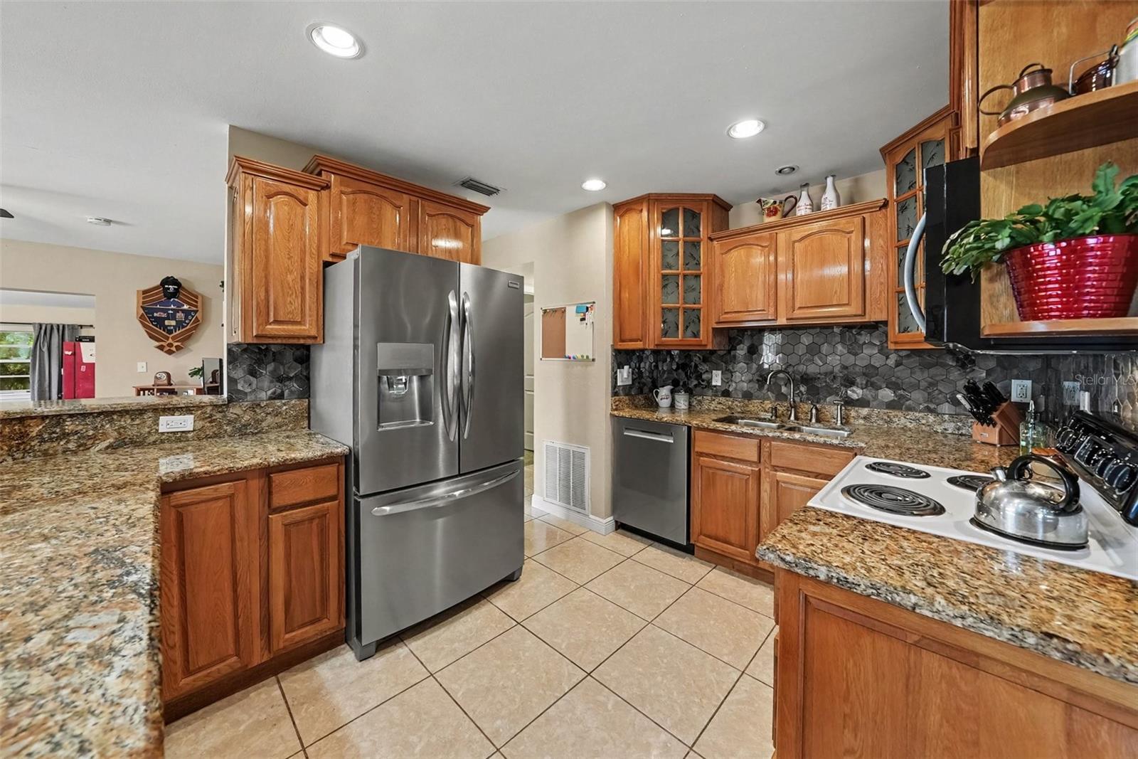 Single Family Residence at 5002 HALIFAX DR, TAMPA, photo 2 of 26