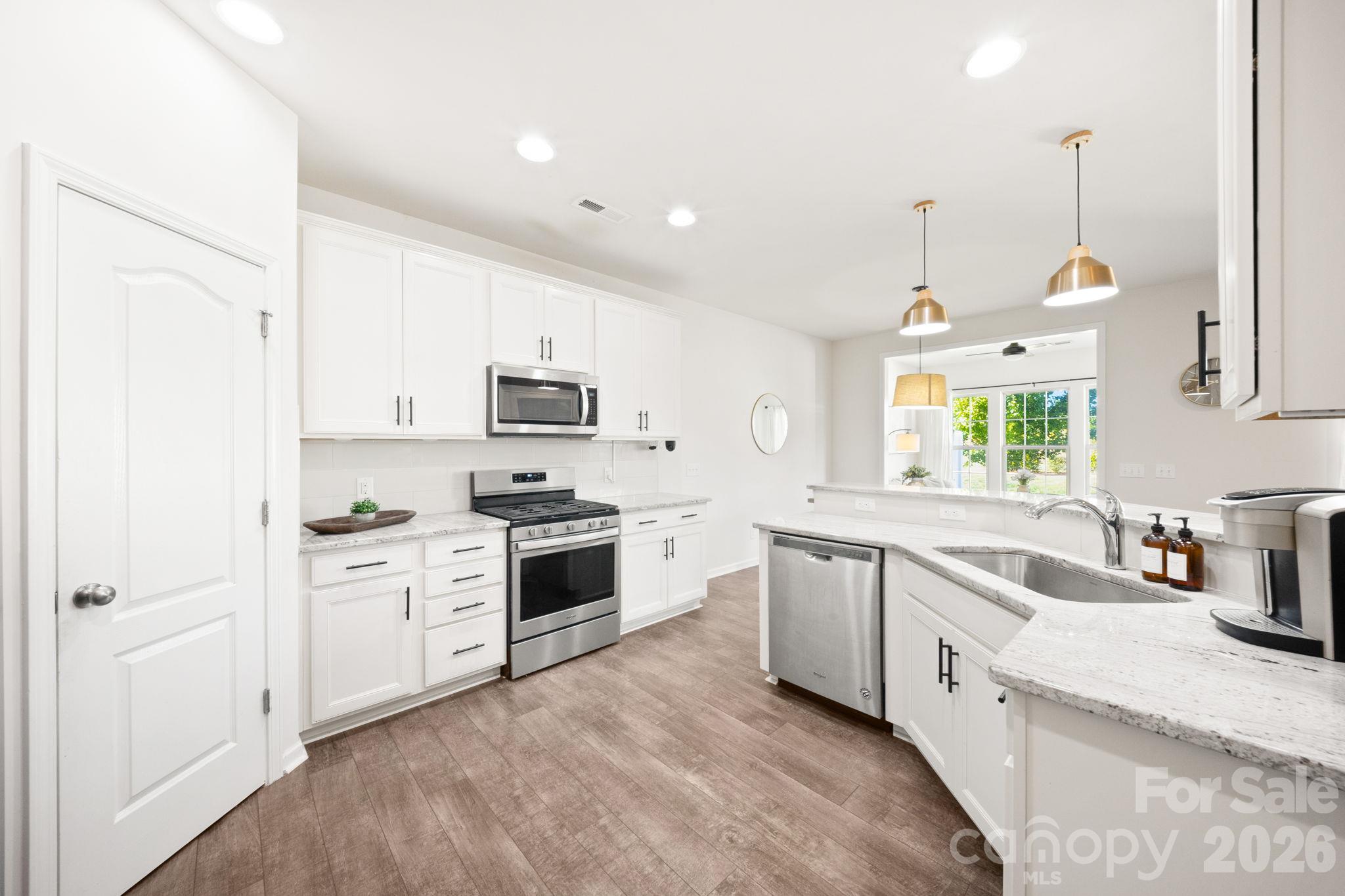 Modern kitchen w/granite countertops - 4008 Woodsmill Road, Lancaster