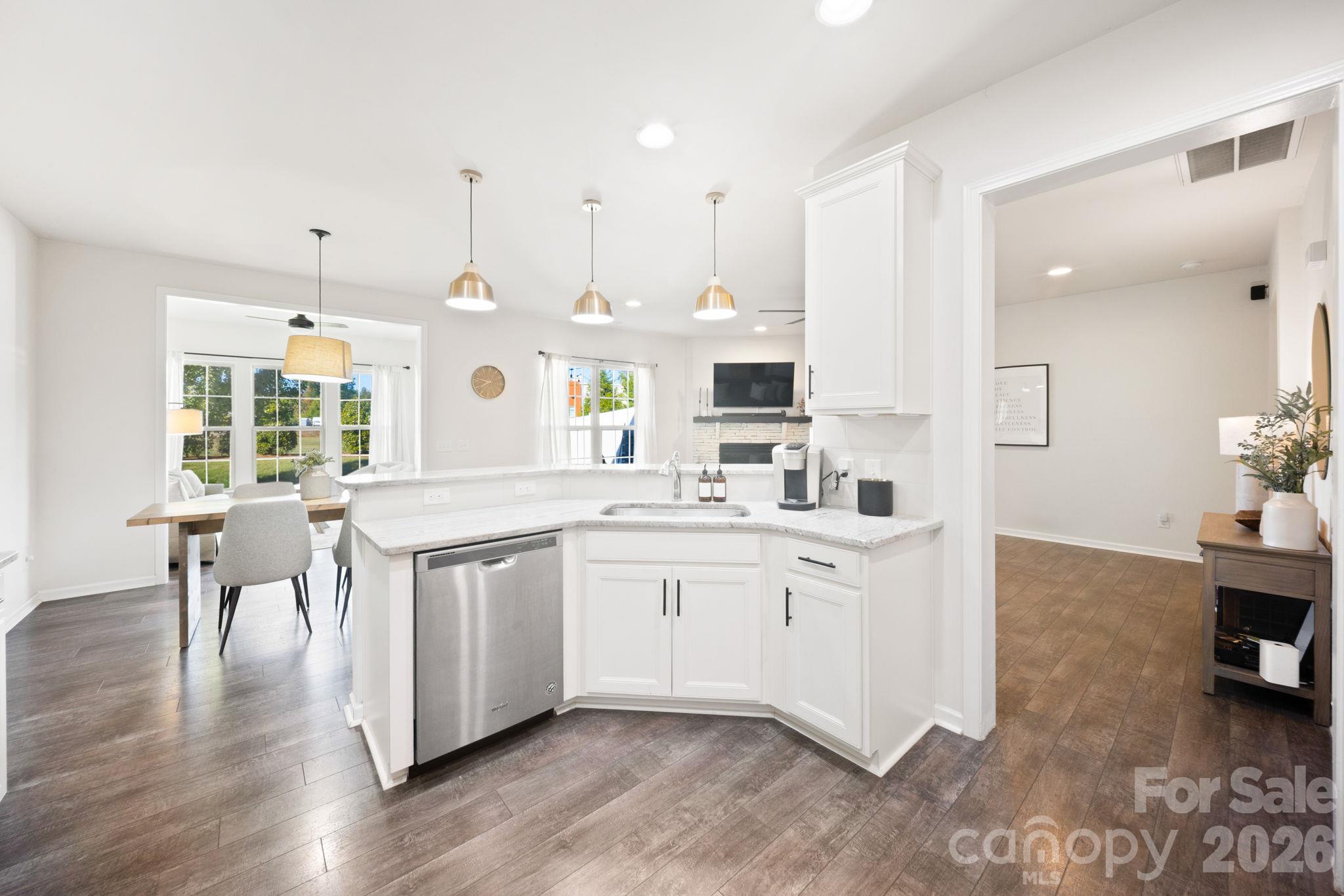 Breakfast bar & open floorpan - 4008 Woodsmill Road, Lancaster