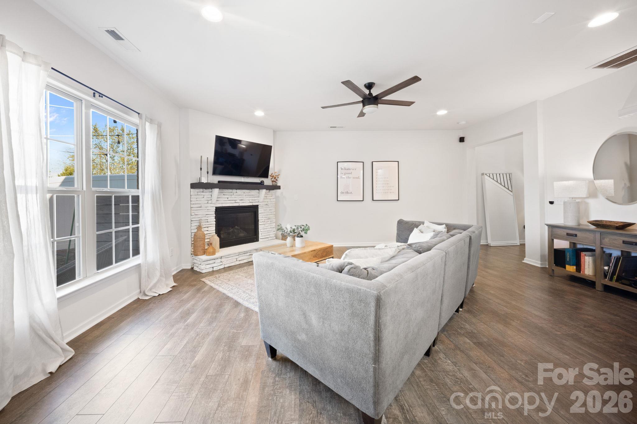 Relax in the large living room - 4008 Woodsmill Road, Lancaster
