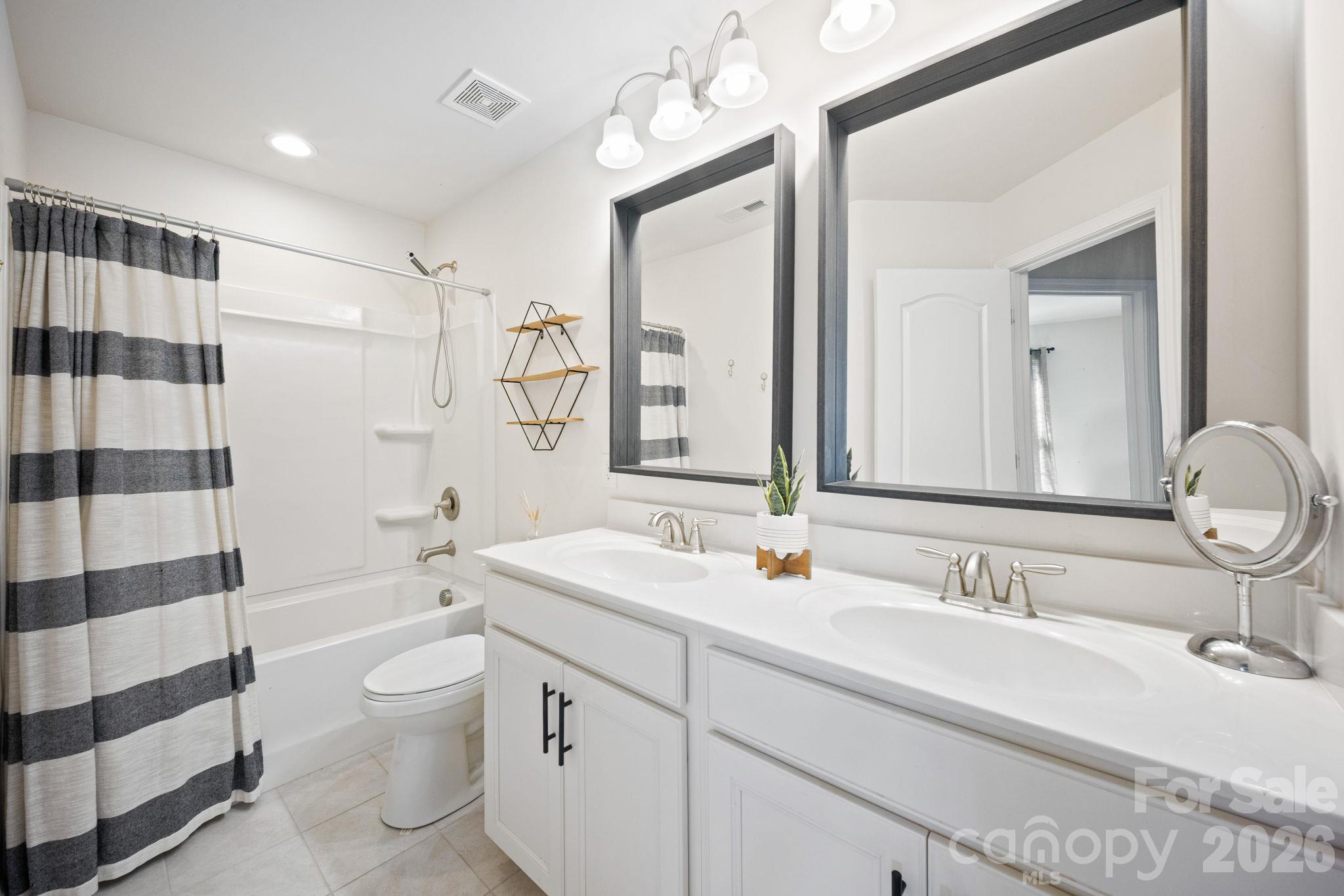 Full bath upstairs - 4008 Woodsmill Road, Lancaster