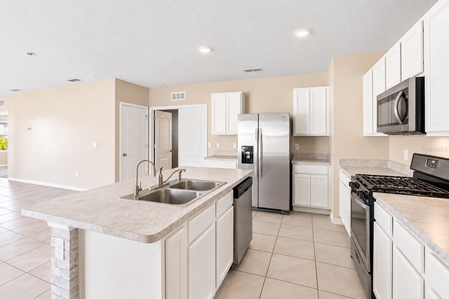 Single Family Residence at 30430 PINTAIL DR, LEESBURG, photo 8 of 39