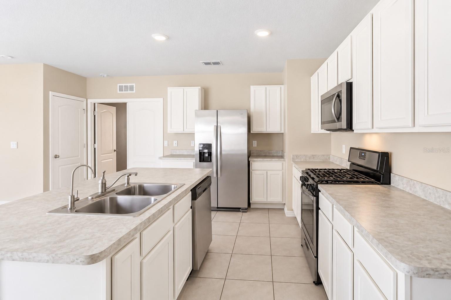 Single Family Residence at 30430 PINTAIL DR, LEESBURG, photo 9 of 39