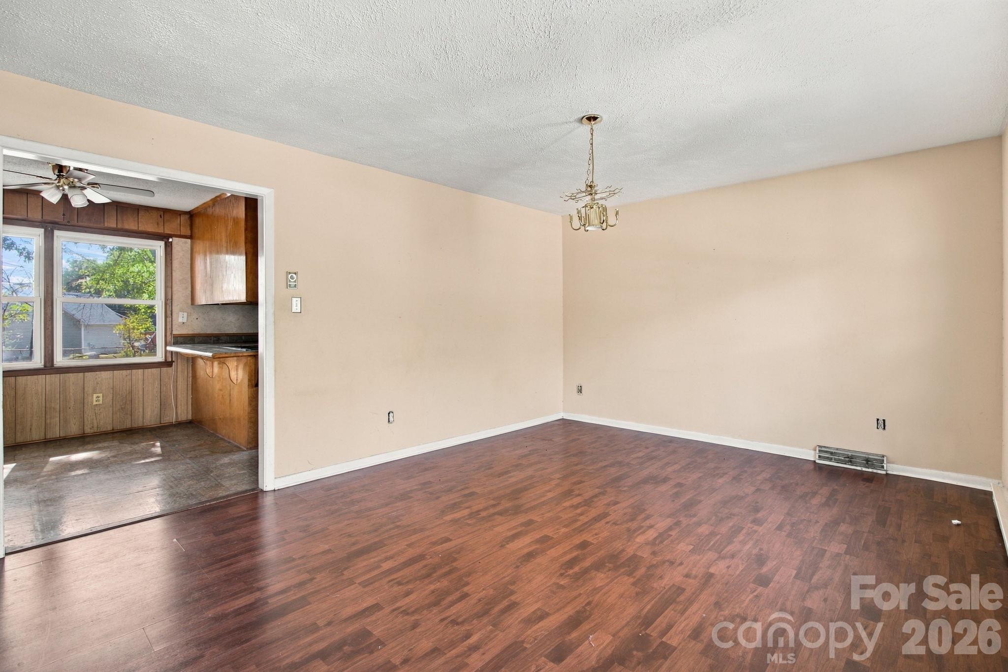 Single Family Residence at 1530 Kingston Drive, Kannapolis, photo 6 of 37