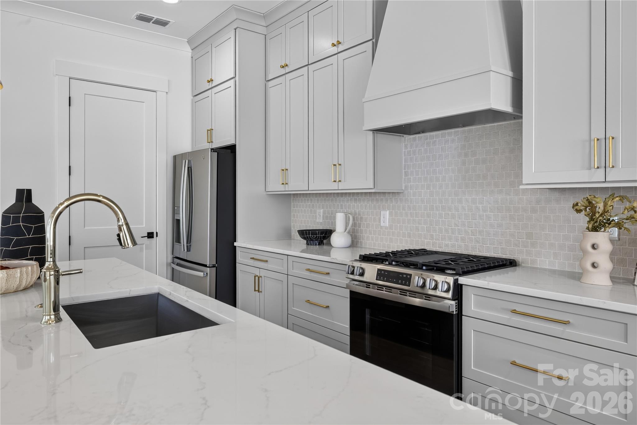 Single Family Residence at 3850 Avalon Avenue, Charlotte, photo 9 of 39