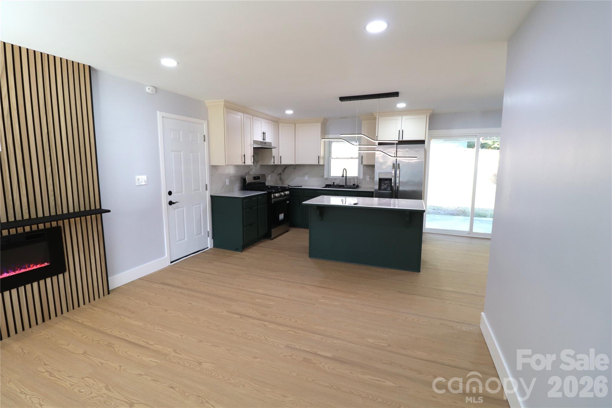 Single Family Residence at 2310 Woodleaf Drive, Gastonia, photo 4 of 33