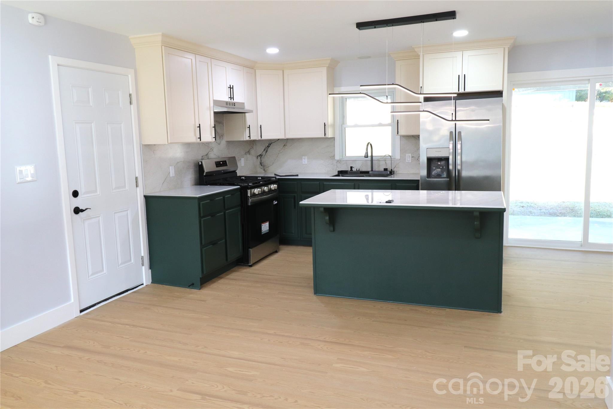 Single Family Residence at 2310 Woodleaf Drive, Gastonia, photo 5 of 33