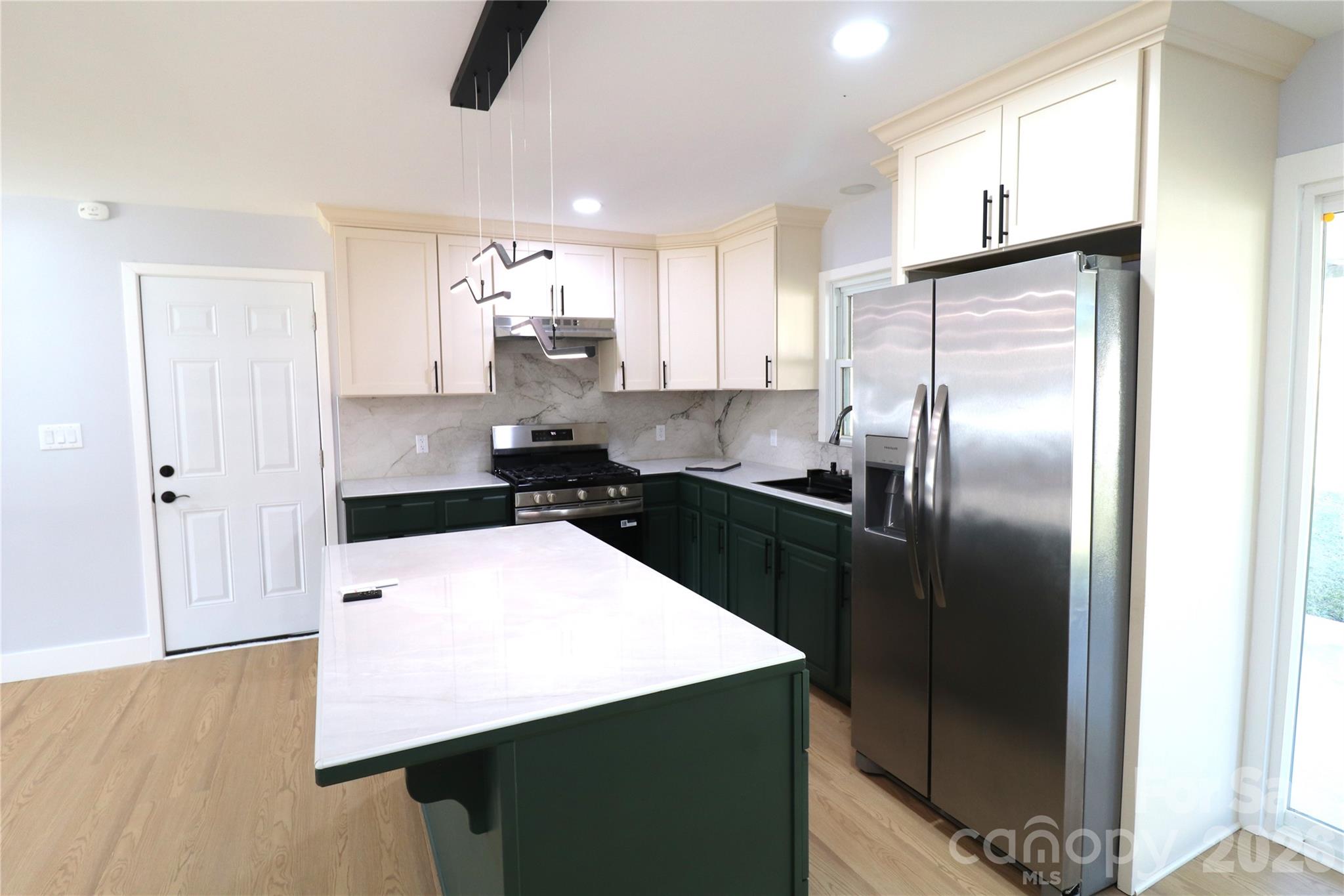 Single Family Residence at 2310 Woodleaf Drive, Gastonia, photo 8 of 33